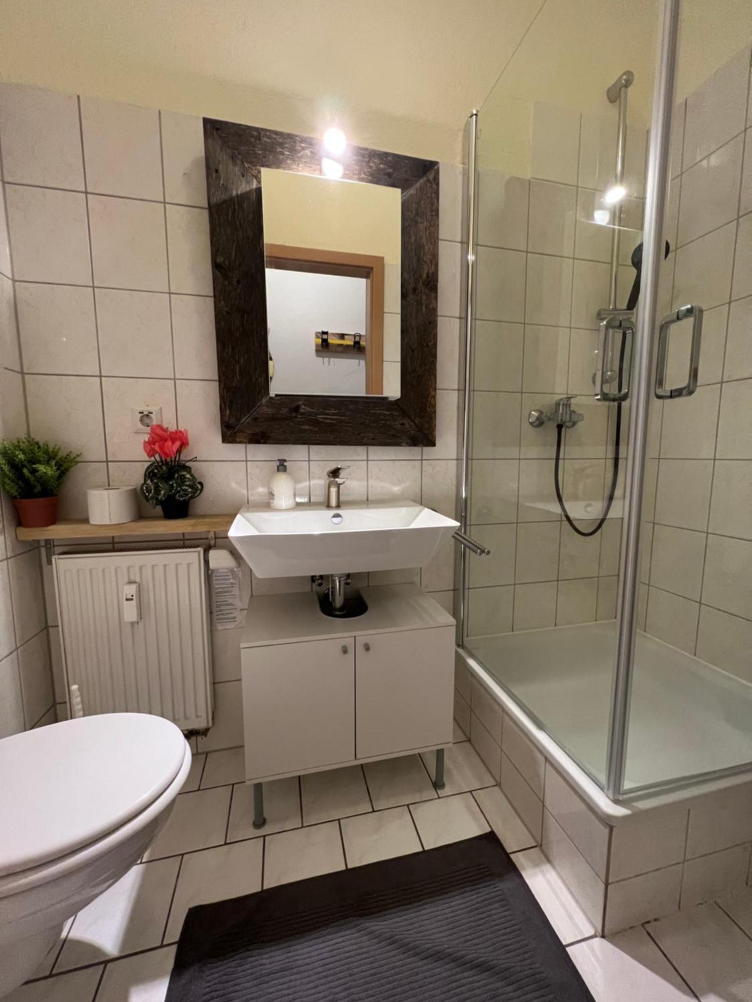 Helle Wohnung In Sudenburg Mit Balkon - Wlan, 4 Schlafplaetze Magdeburgo Esterno foto